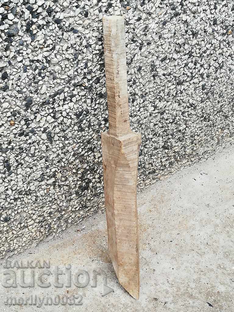 Ένα μαχαίρι από πηλό και μια ξύλινη σανίδα μοριοσανίδας