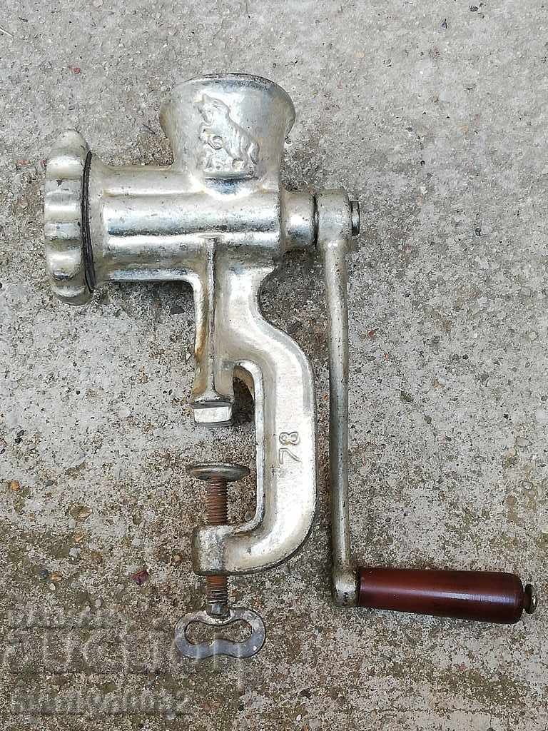 mașină veche pentru a pisa masina de tocat cu preț 48.00 BGN | € 24.54 mașină veche pentru a pisa masina de tocat cu preț 48.00 BGN | € 24.54