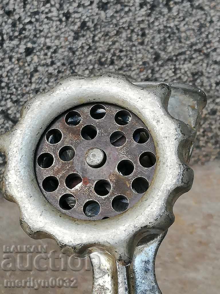 Livrarea mașină veche pentru a pisa masina de tocat Livrarea mașină veche pentru a pisa masina de tocat