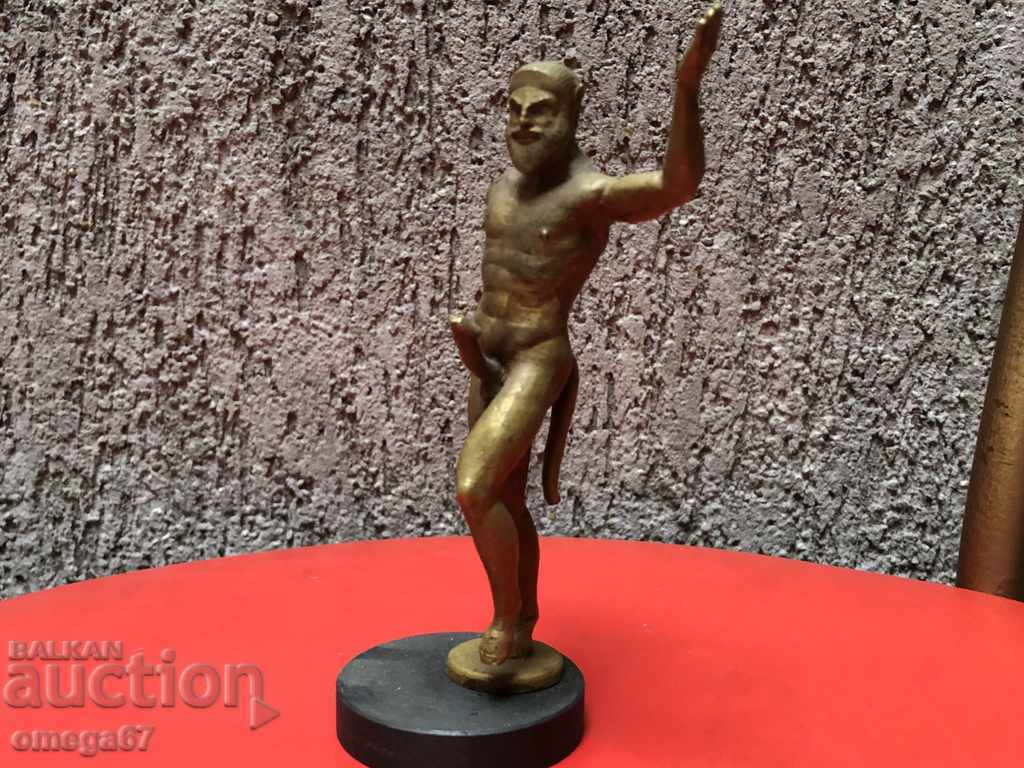 O statuetă de bronz a unui satir