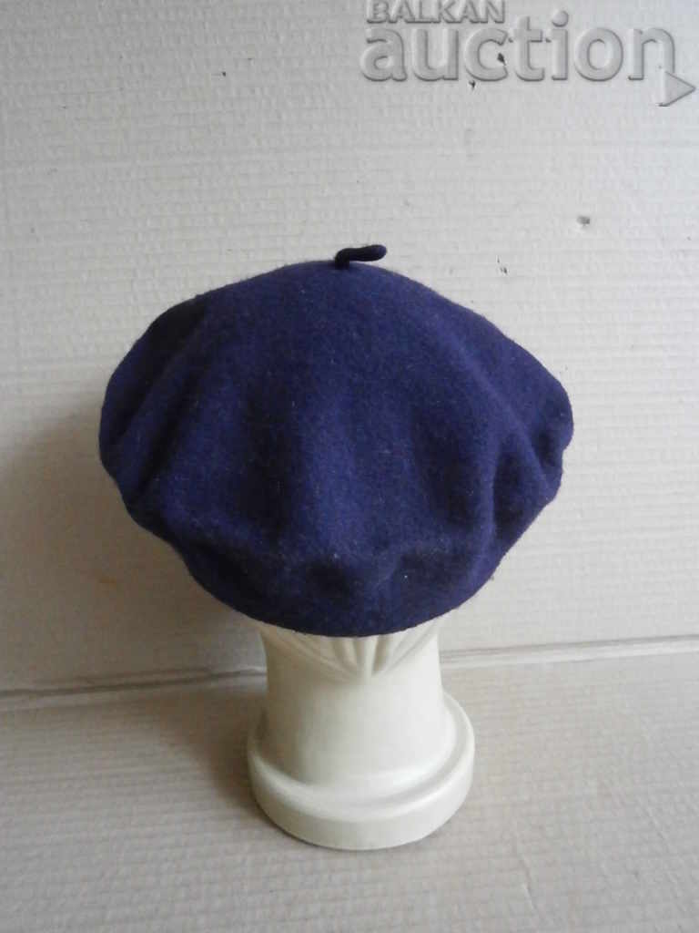 Delivery of old woolen take shooter of an artist