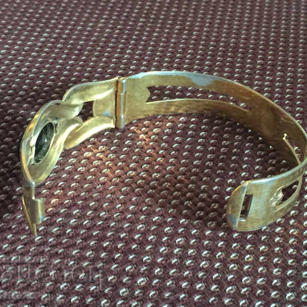 Доставка на ИНТЕРЕСНА ГРИВНА С КАМЪК Доставка на ИНТЕРЕСНА ГРИВНА С КАМЪК