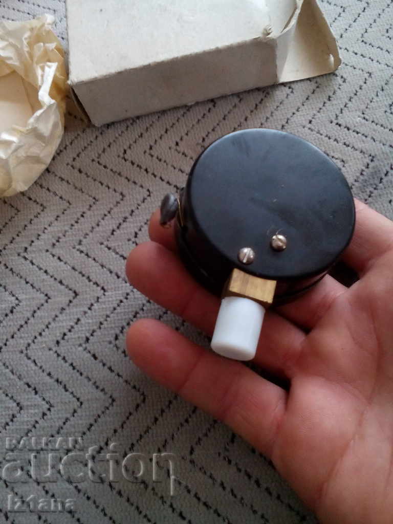 Auction  Old pressure gauge