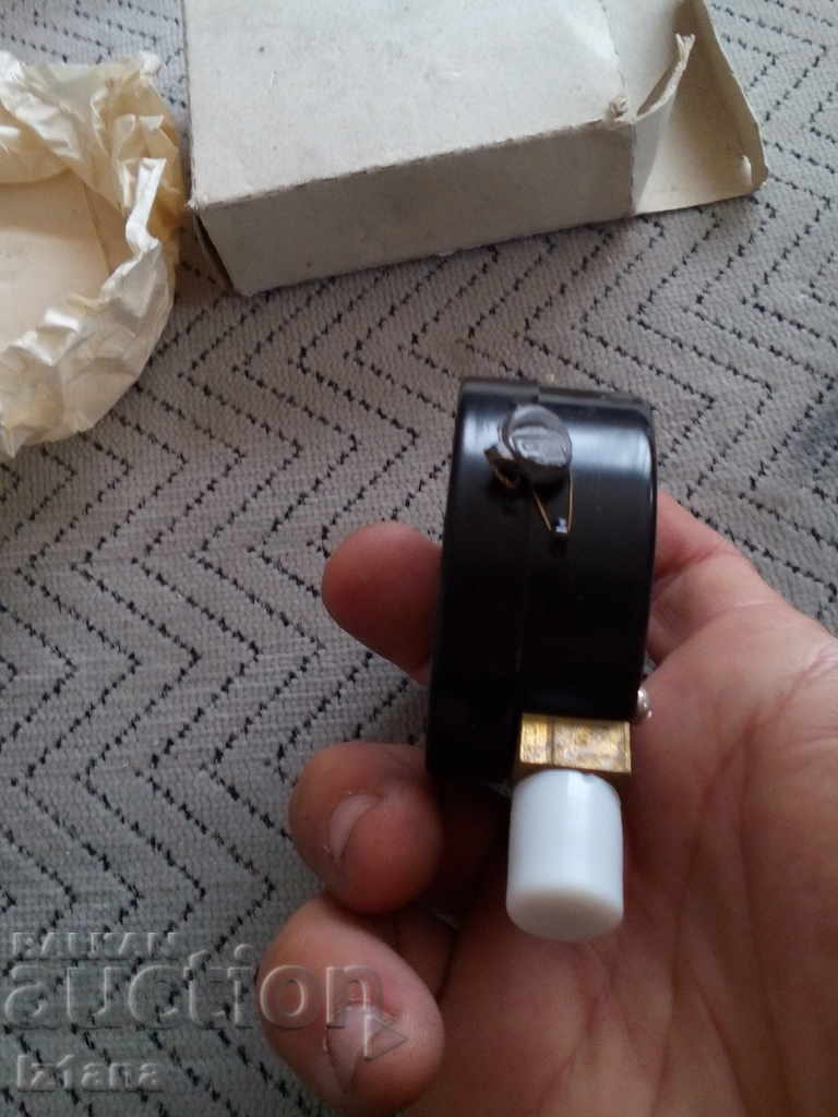 Delivery of Old pressure gauge