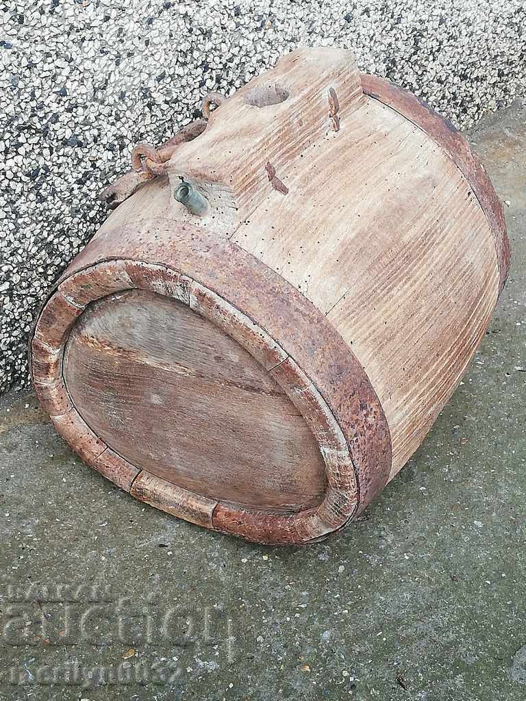 Old bucket, vase, barrel, wooden, pavour