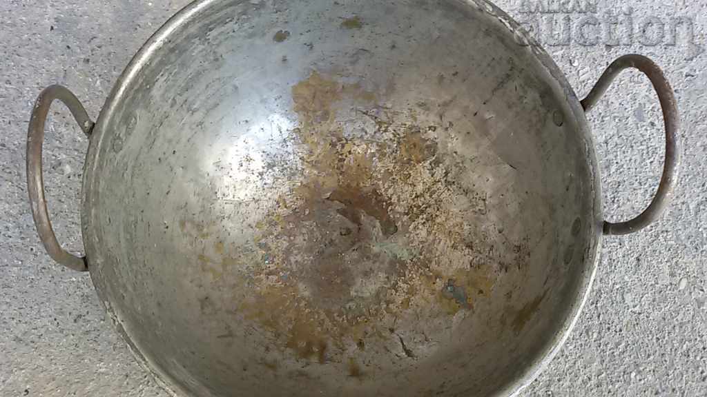 Delivery of old Revival cooking dish Delivery of old Revival cooking dish