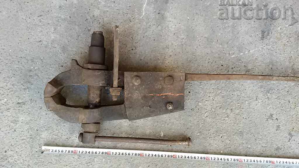 Delivery of old Renaissance forge vise clamps