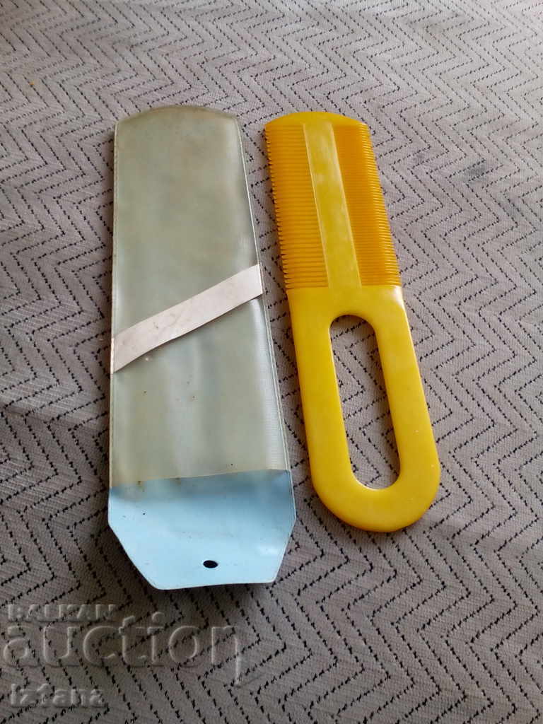 An old comb with price 10.00 BGN | € 5.11