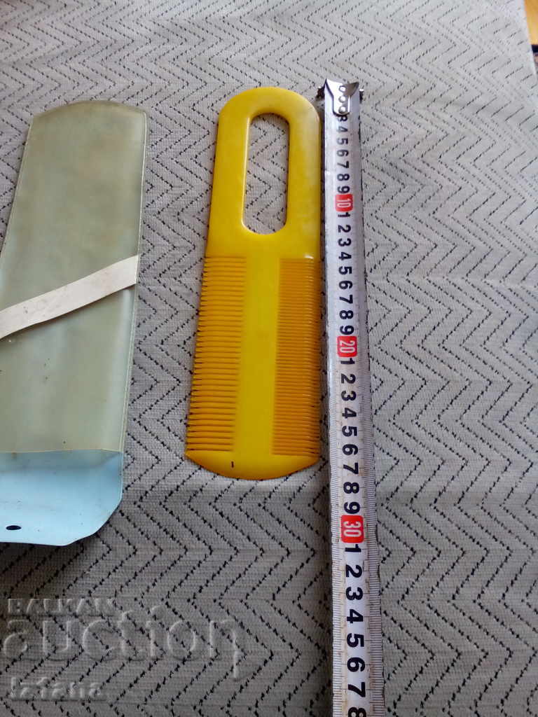 Auction  An old comb