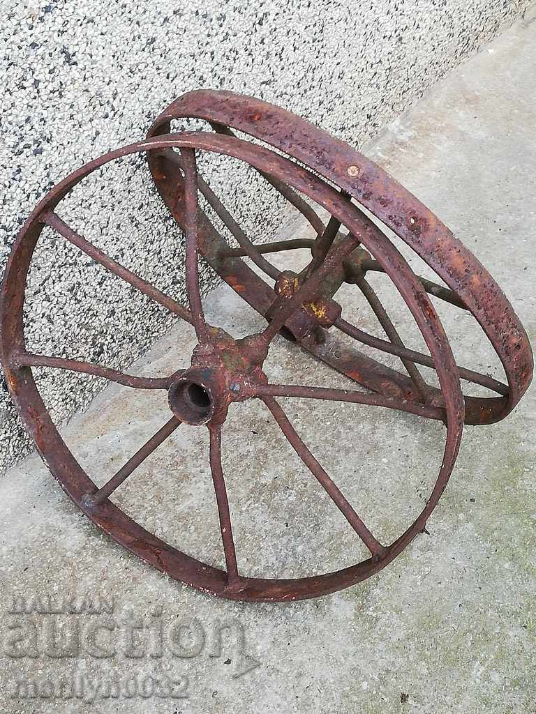 Ένα ζευγάρι σφυρήλατων τροχών σιδήρου με τιμή 72.00 BGN | € 36.81 Ένα ζευγάρι σφυρήλατων τροχών σιδήρου με τιμή 72.00 BGN | € 36.81