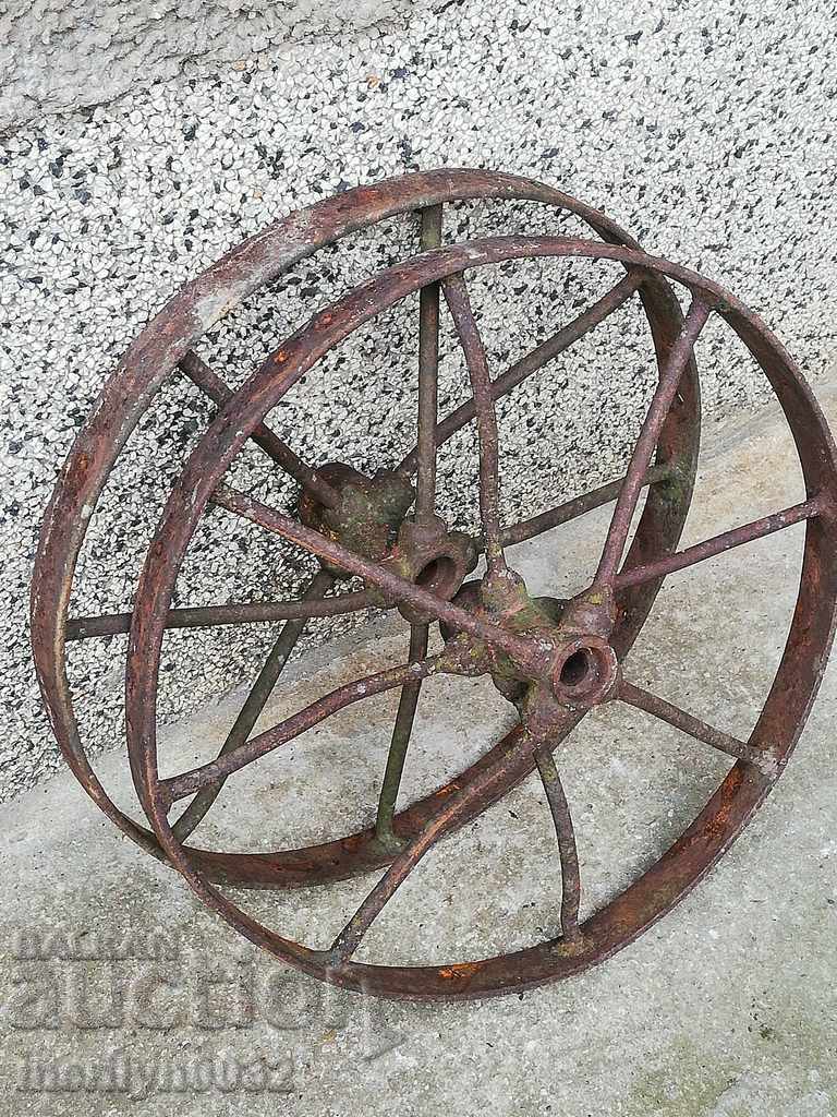 Παράδοση Ένα ζευγάρι σφυρήλατων τροχών σιδήρου Παράδοση Ένα ζευγάρι σφυρήλατων τροχών σιδήρου