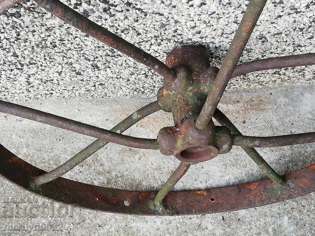 Ένα ζευγάρι σφυρήλατων τροχών σιδήρου - 7 Ένα ζευγάρι σφυρήλατων τροχών σιδήρου - 7