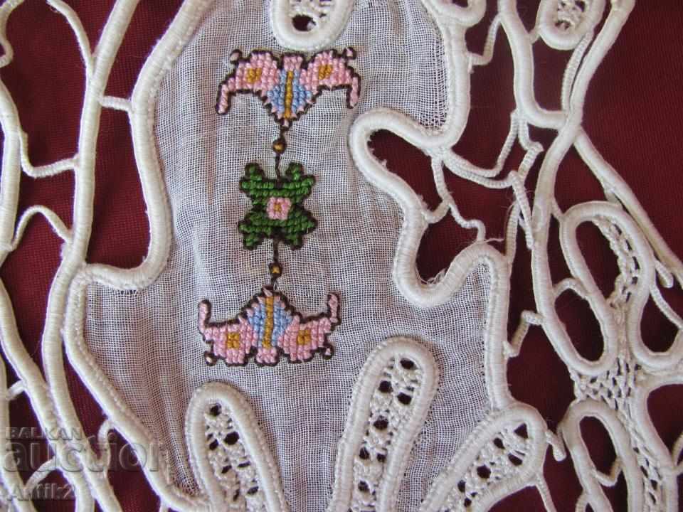 Livrarea O cutie de brodat veche de brodat