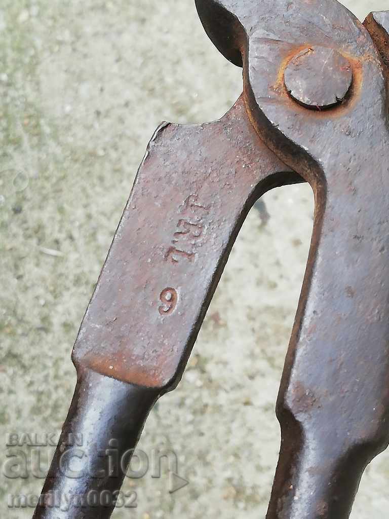 Delivery of Ancient primitive crumpled keretten pliers in the 20th century Delivery of Ancient primitive crumpled keretten pliers in the 20th century