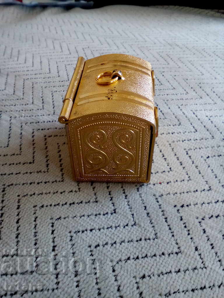 Old box, jewelry box with price 15.00 BGN | € 7.67 Old box, jewelry box with price 15.00 BGN | € 7.67