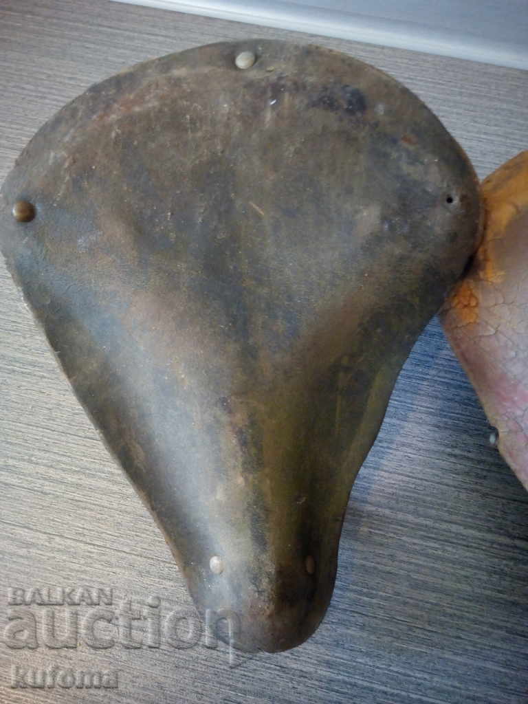 Стари кожени седалки за колело с цена € 19.99 | 39.10 лв. Стари кожени седалки за колело с цена € 19.99 | 39.10 лв.