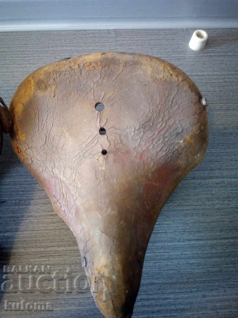 Аукцион Стари кожени седалки за колело Аукцион Стари кожени седалки за колело