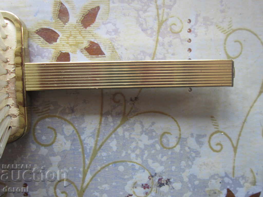 Auction An incredible hair brush Auction An incredible hair brush