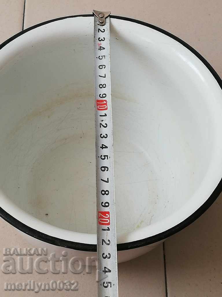 Delivery of An old enamel tusk, a tusk, a bucket, an enameled container with a lid Delivery of An old enamel tusk, a tusk, a bucket, an enameled container with a lid