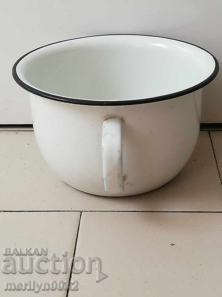 An old enamel tusk, a tusk, a bucket, an enameled container with a lid - 7 An old enamel tusk, a tusk, a bucket, an enameled container with a lid - 7