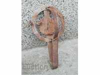 Capcană veche forjată manual, fier forjat