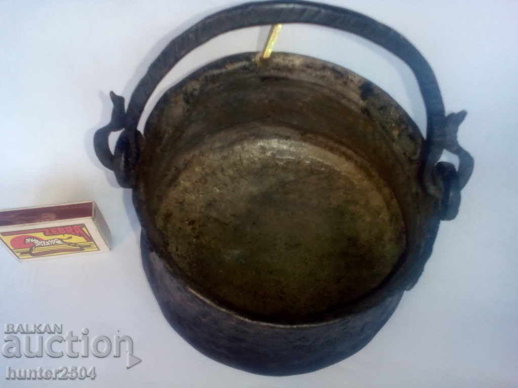 Μικρός χάλκινος λέβητας με διαστάσεις 130x100mm, όγκος περίπου 1,3 λίτρα. με τιμή 49.95 BGN | € 25.54 Μικρός χάλκινος λέβητας με διαστάσεις 130x100mm, όγκος περίπου 1,3 λίτρα. με τιμή 49.95 BGN | € 25.54