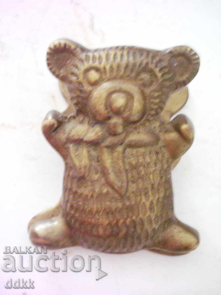 Old bronze clip - bear