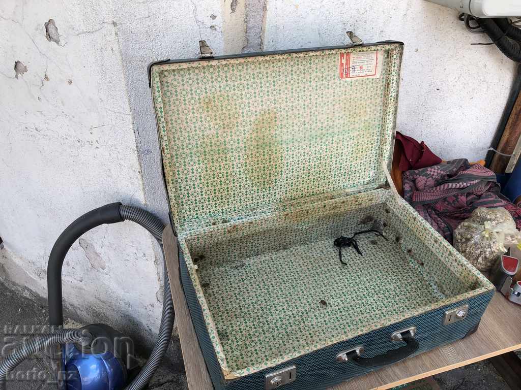 Auction 9972 old suitcase 1962 Auction 9972 old suitcase 1962