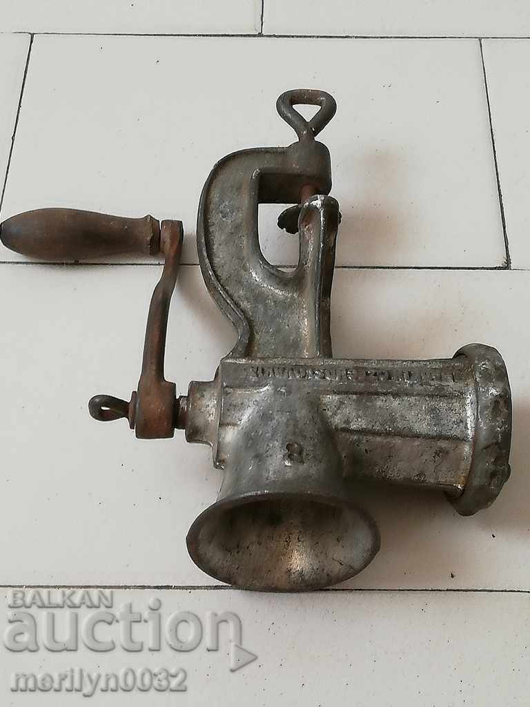 Παλιά μηχανή για να αλέσει την μηχανή κοπής κιμά με τιμή 46.00 BGN | € 23.52 Παλιά μηχανή για να αλέσει την μηχανή κοπής κιμά με τιμή 46.00 BGN | € 23.52