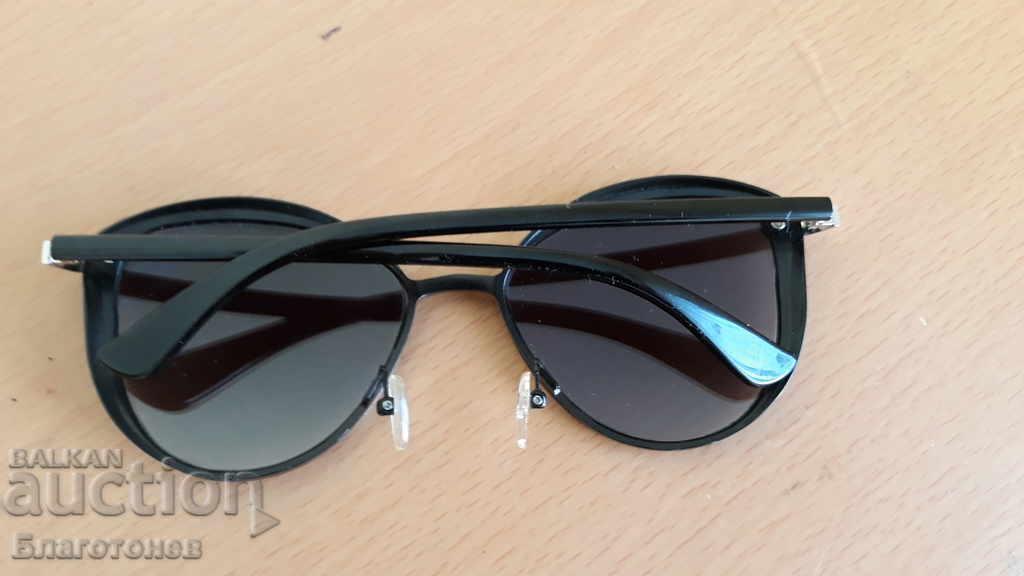 Branded sunglasses with price 20.00 BGN | € 10.23