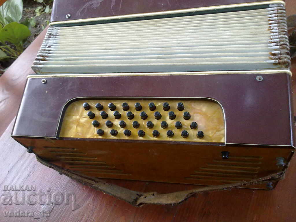 Auction  old accordion BARCARO 32 bass