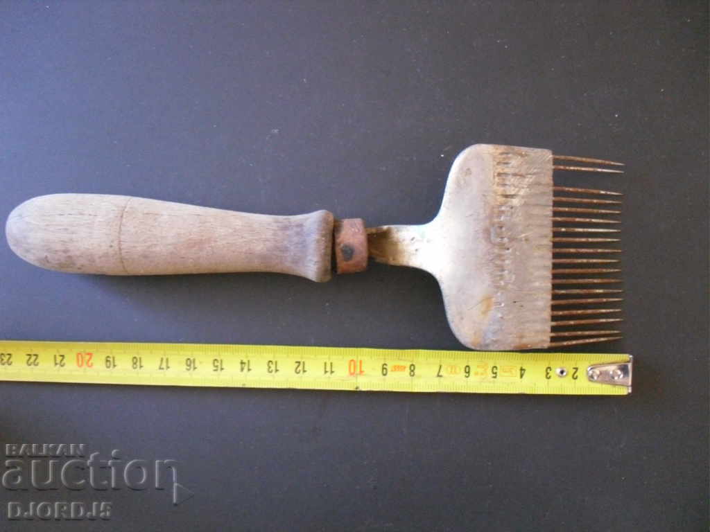Старо чесало, гребен с цена 4.00 лв. | € 2.05 Старо чесало, гребен с цена 4.00 лв. | € 2.05