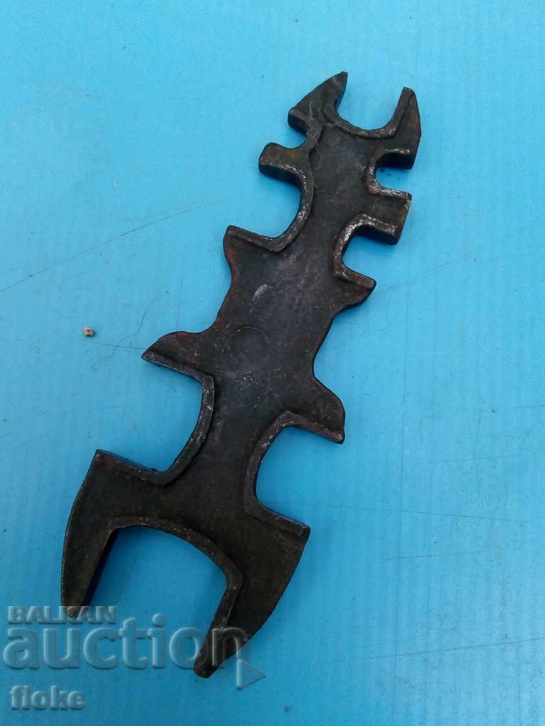 Стар гаечен ключ с цена 7.00 лв. | € 3.58 Стар гаечен ключ с цена 7.00 лв. | € 3.58