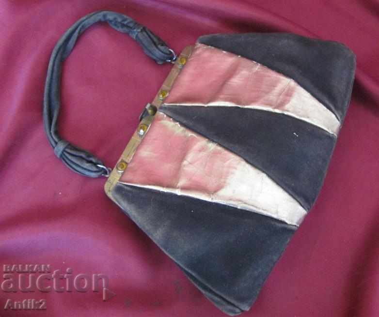 The 40 Old Ladies' Bronze Holsters with price 40.00 BGN | € 20.45 The 40 Old Ladies' Bronze Holsters with price 40.00 BGN | € 20.45