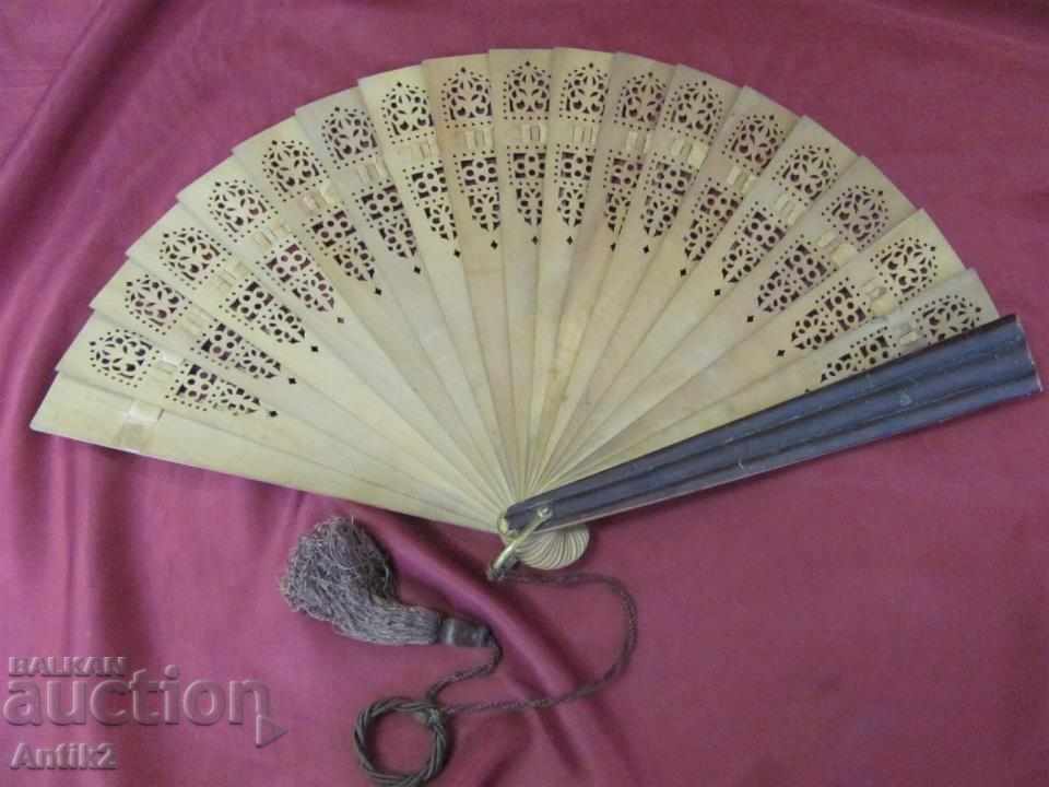 Delivery of 19 Century Wooden Ladies Fan Delivery of 19 Century Wooden Ladies Fan