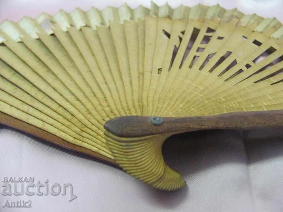 Delivery of 19 Century Wooden Ladies Fan with Colorful Lithography Delivery of 19 Century Wooden Ladies Fan with Colorful Lithography