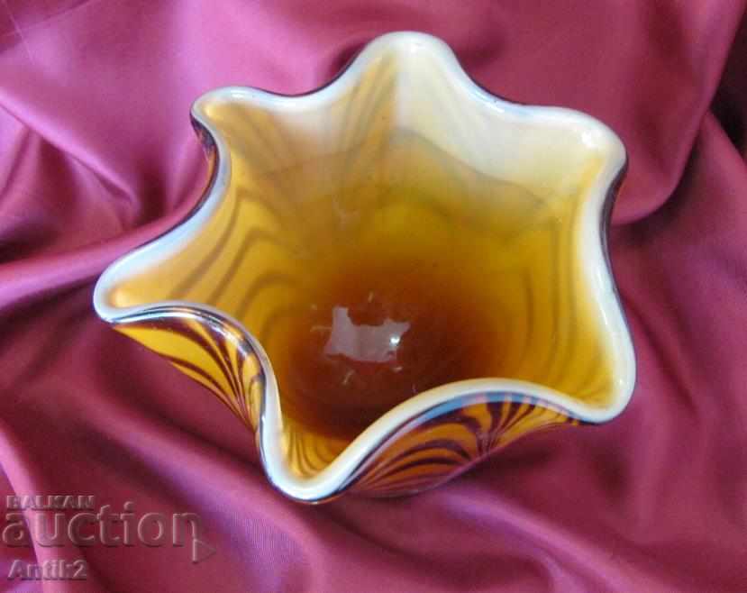 Vaza veche de sticlă de cristal, Cupa cu preț 120.00 BGN | € 61.36 Vaza veche de sticlă de cristal, Cupa cu preț 120.00 BGN | € 61.36