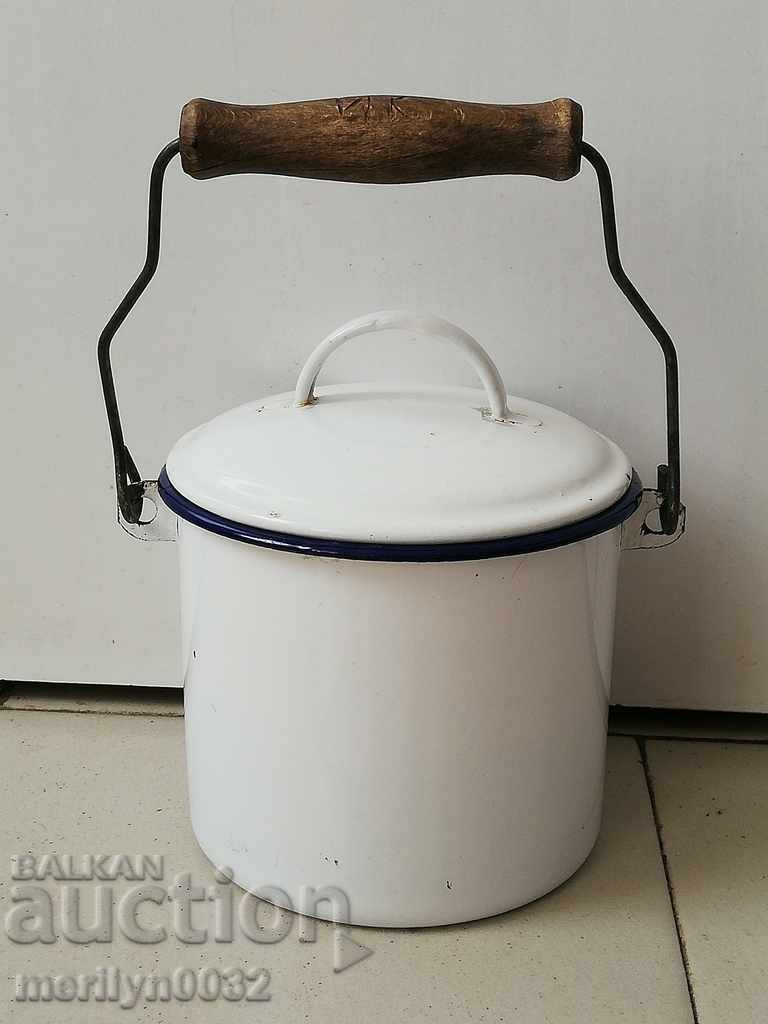 Sock knife with handle, enamelled container, enamel, eyeliner with price 37.00 BGN | € 18.92