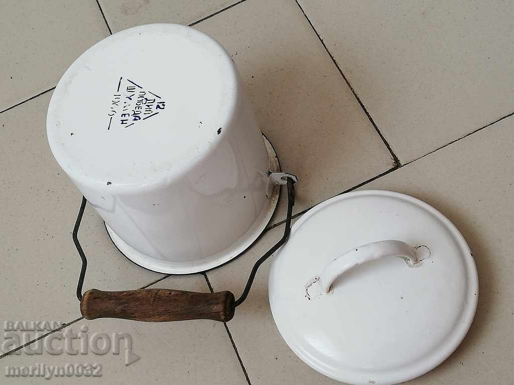 Auction  Sock knife with handle, enamelled container, enamel, eyeliner