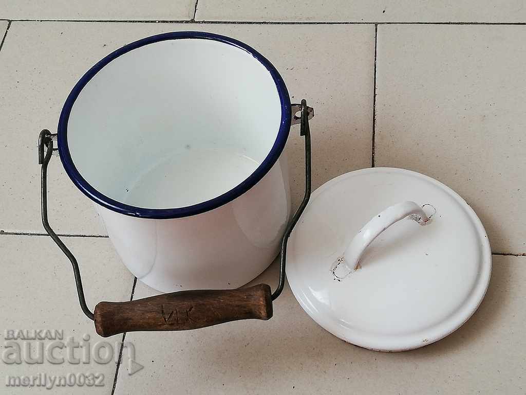 Delivery of Sock knife with handle, enamelled container, enamel, eyeliner