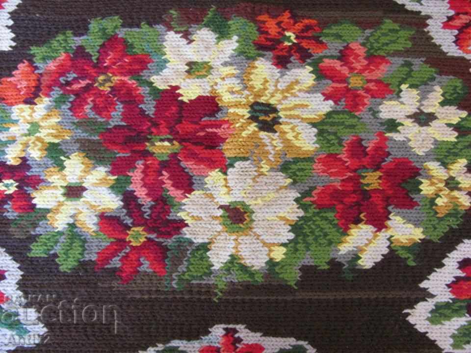 Pernă antique de cusătură manuală cu preț 80.00 BGN | € 40.90 Pernă antique de cusătură manuală cu preț 80.00 BGN | € 40.90