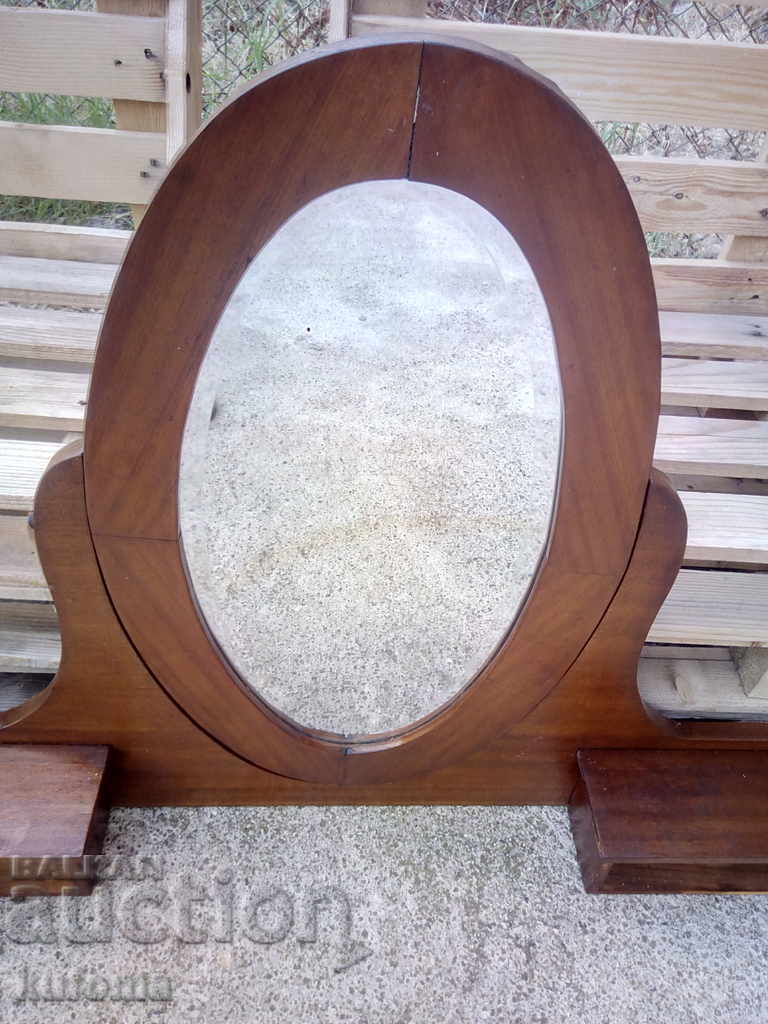Licitație Veche oglindă din lemn pentru piept de sertare Licitație Veche oglindă din lemn pentru piept de sertare