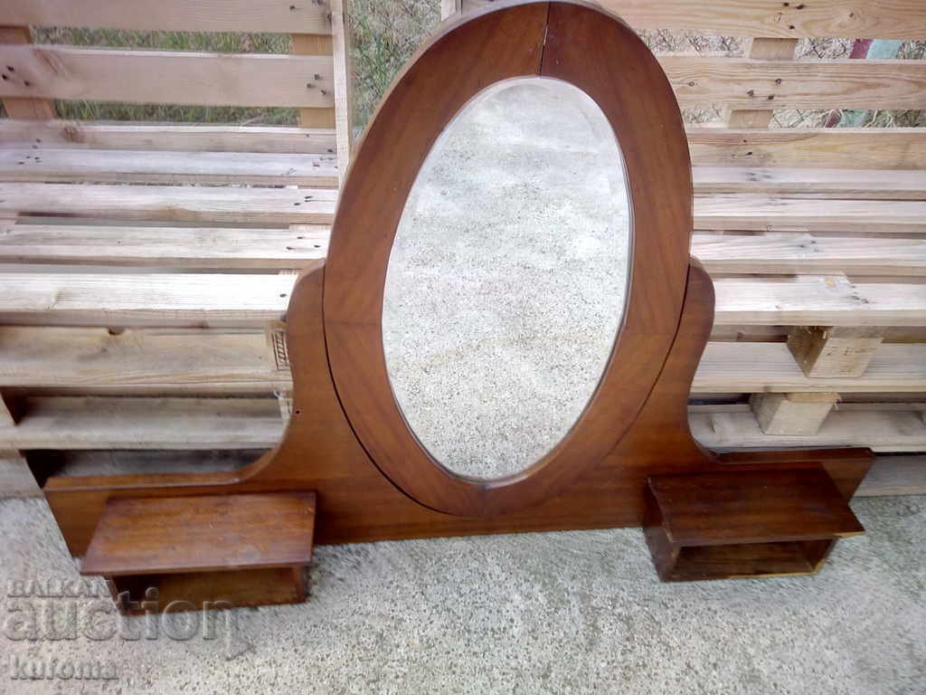 Veche oglindă din lemn pentru piept de sertare