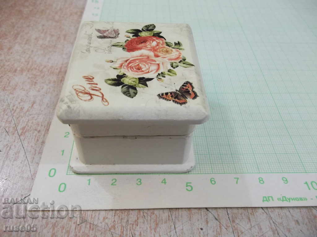 Auction A small box with a mirror Auction A small box with a mirror