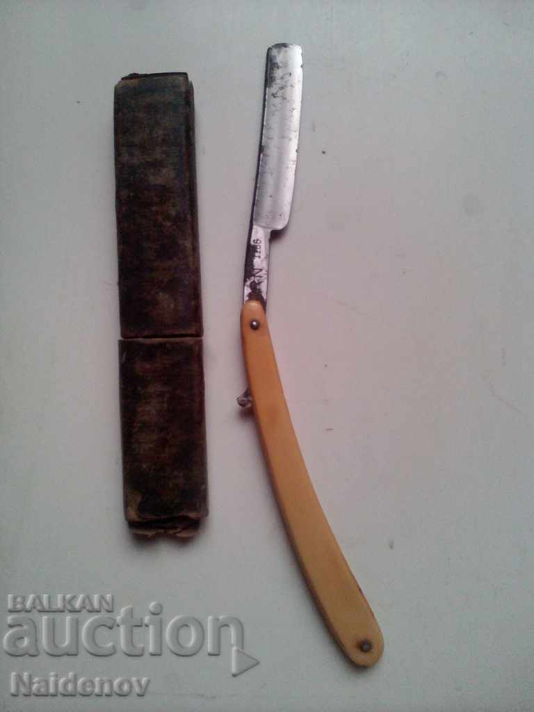 An old razor with price 15.00 BGN | € 7.67