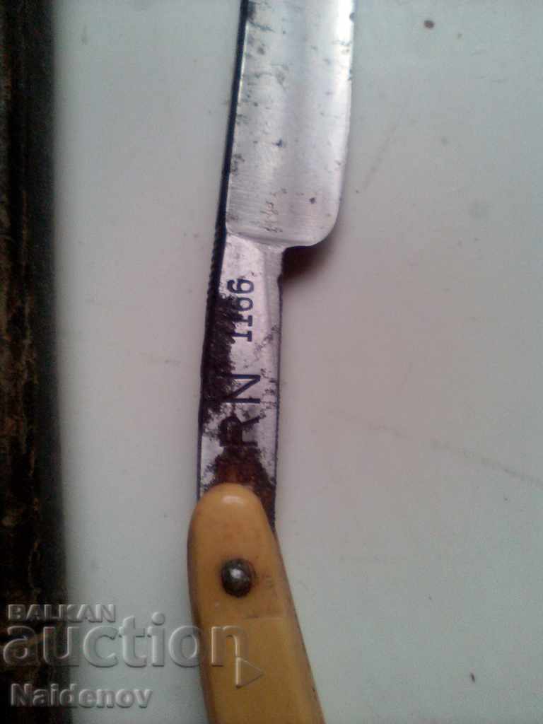 Auction  An old razor