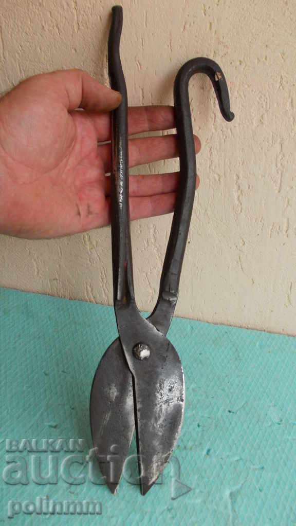 Стара ръчно кована ножица за ламарина