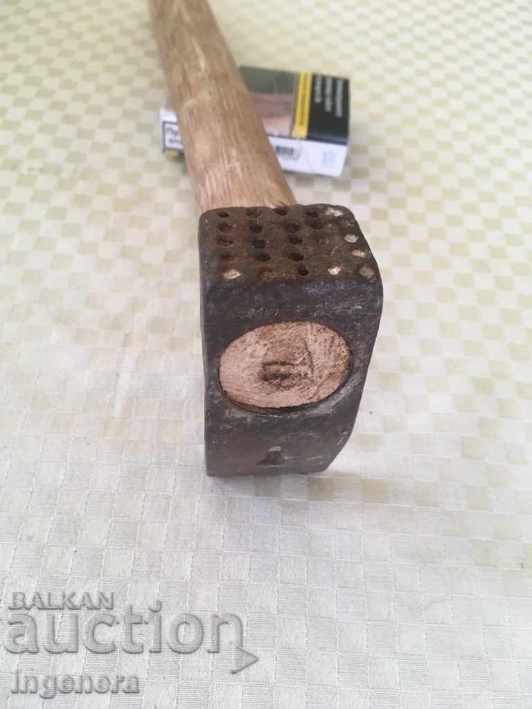 TESLA TESLICHKA HORSES IRON TOOL CHUCK with price 16.00 BGN | € 8.18