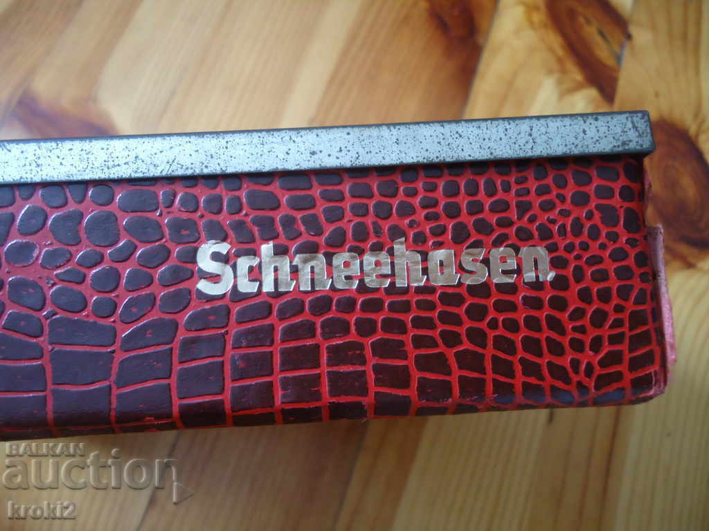 Auction  An old cigar or cigarette box with a metal lid