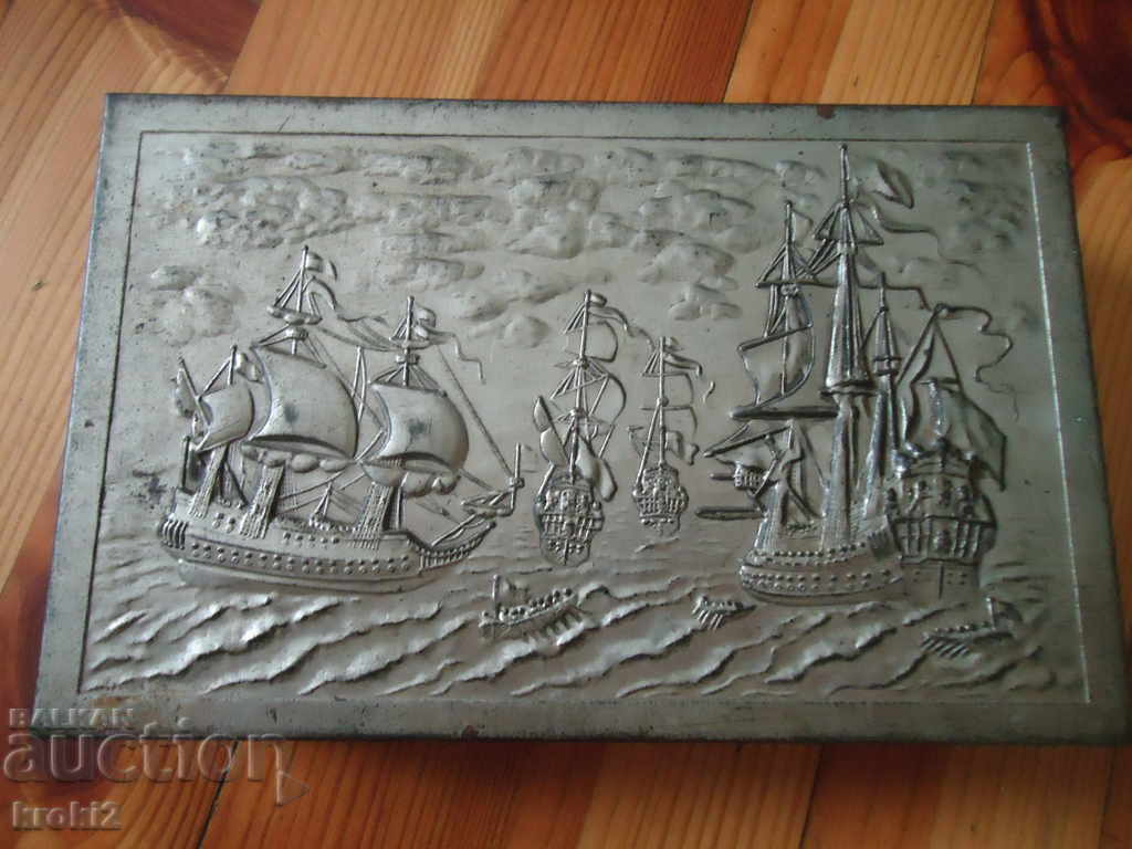 Ένα παλιό κουτί πούρων ή τσιγάρων με μεταλλικό καπάκι Ένα παλιό κουτί πούρων ή τσιγάρων με μεταλλικό καπάκι